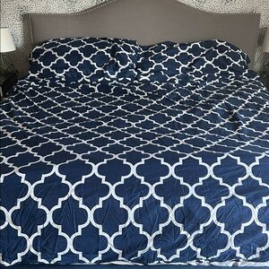 Navy and White Geometric Bedding Set